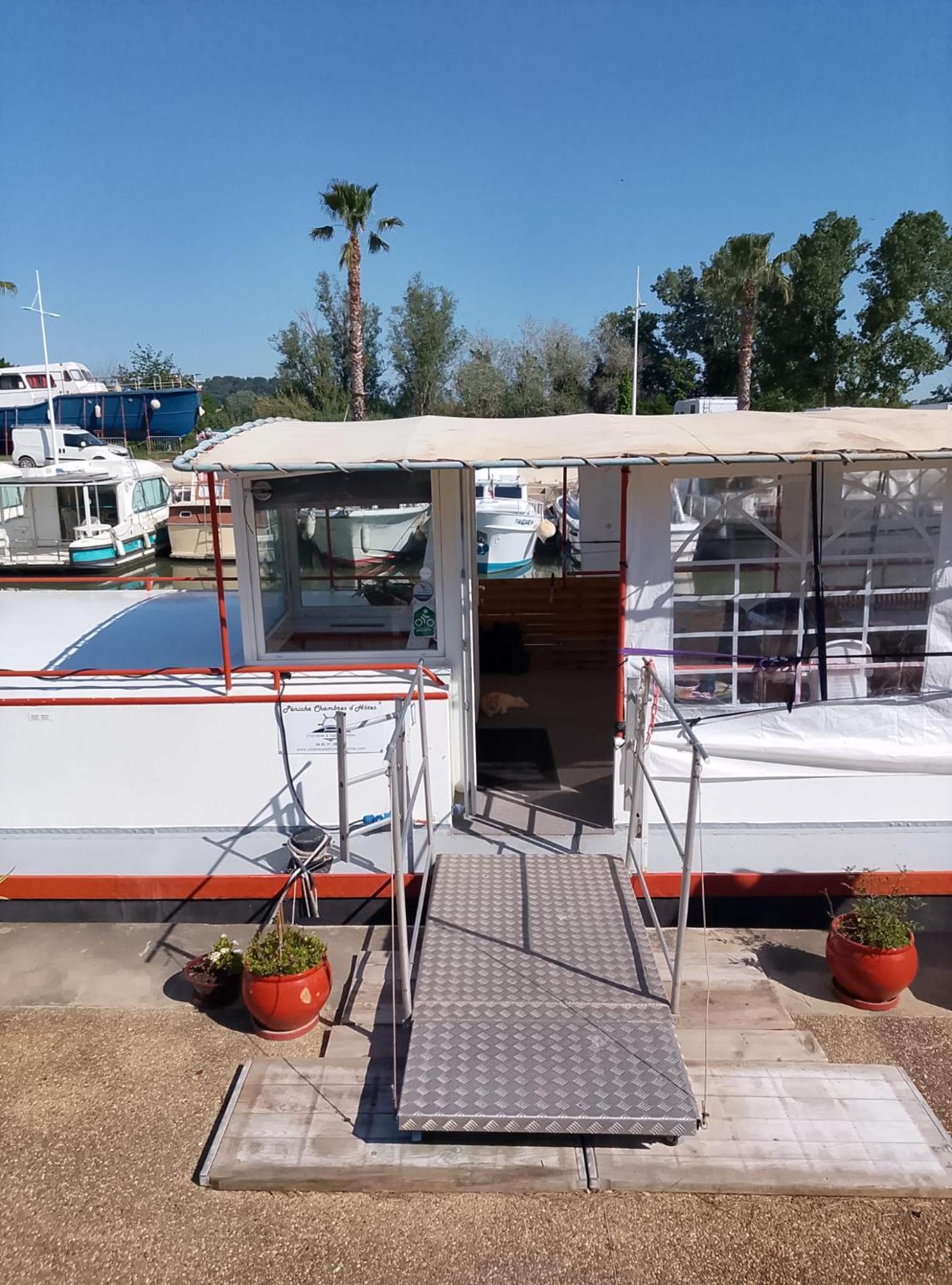 Peniche Farniente Climatisee Region Touristique Aux Portes De La Camargue * Bellegarde (Gard)